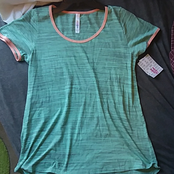 LuLaRoe Tops - Lularoe classic Tee